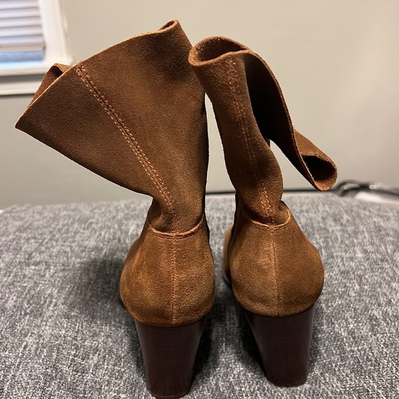 Bleecker & Bond brown suede booties size 8 - Picture 3 of 3